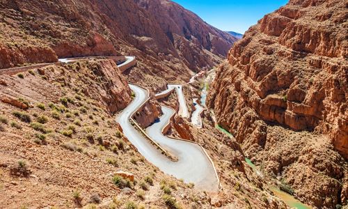 Panorama sur les Gorges du dadès avec la route qui serpente au sein des gorges