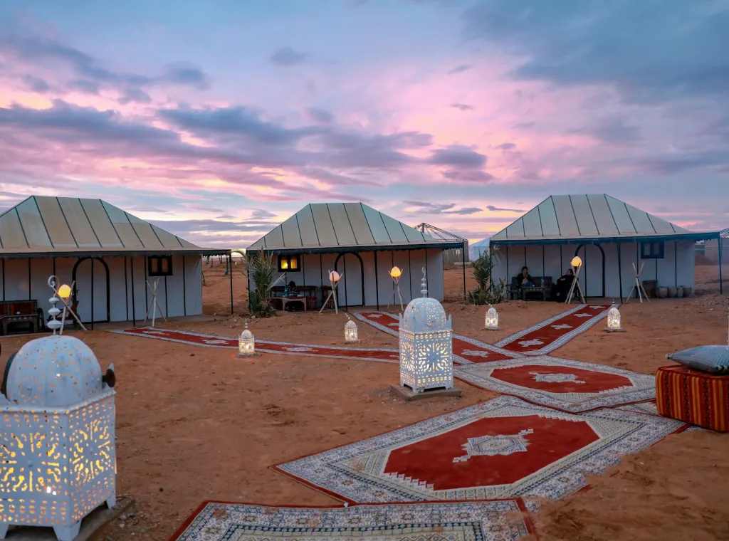 Camp dans le désert au Maroc