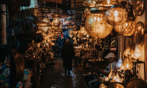 A l'intérieur d'un souk à Marrakech, la nuit est tombée. lampes alumées suspendues
