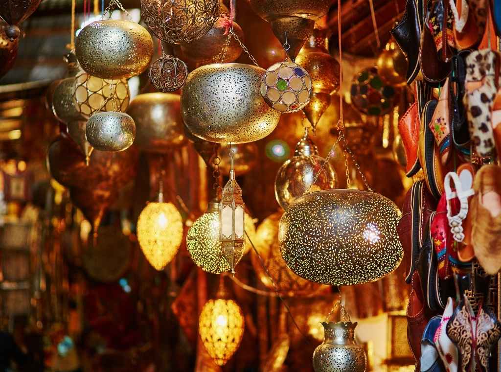 Lampes en fer forgé dans un souk à marrakech