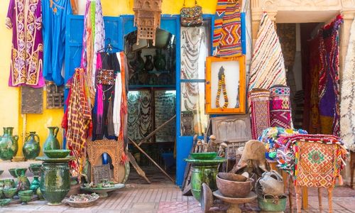 Facade d'une echoppe vendant de l'artisant marocain à essaouira