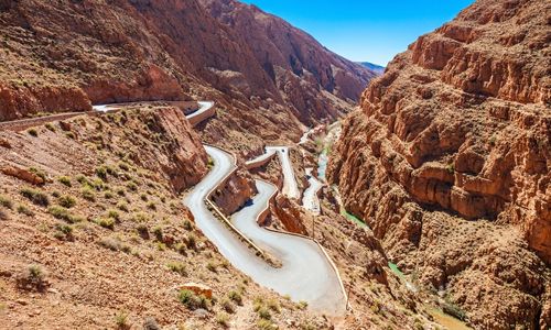 Vue panoramique sur les gorges du dadès avec la route serpentant