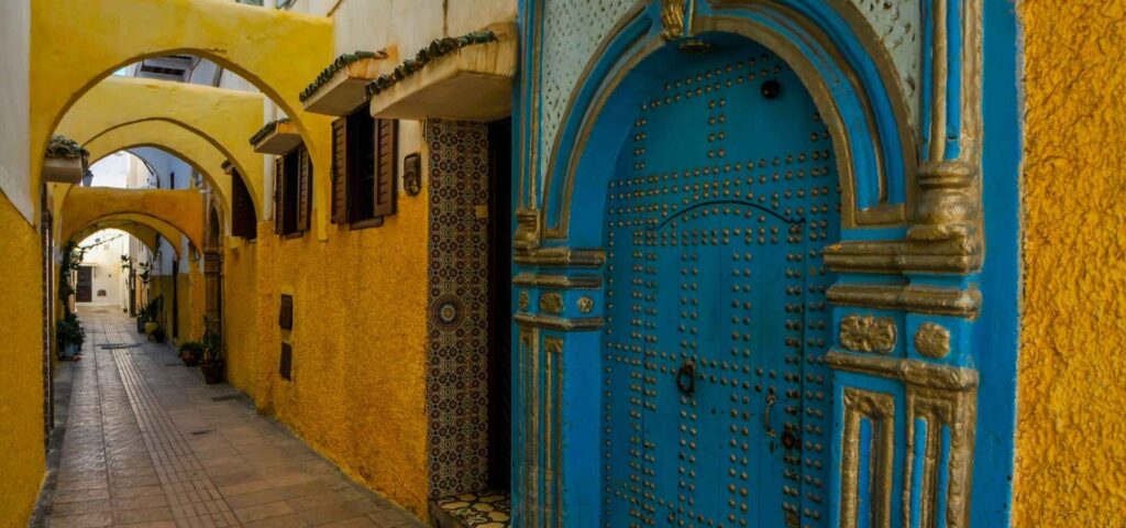 Bandeau rue à Rabat dans les tons bleu et jaune orangé