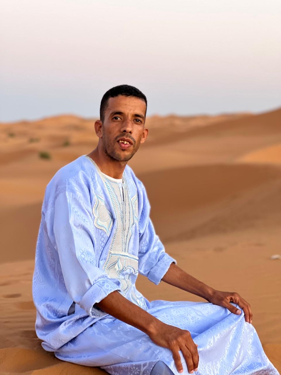 larb fondateur de NOMADIC EXPLORE dans le désert