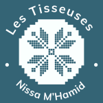 Logo fond bleu lettres blanches avec au centre un picto Lettres blanches fond bleu gris avec en haut les tisseuses et en bas du picto Nissa M'Hamid